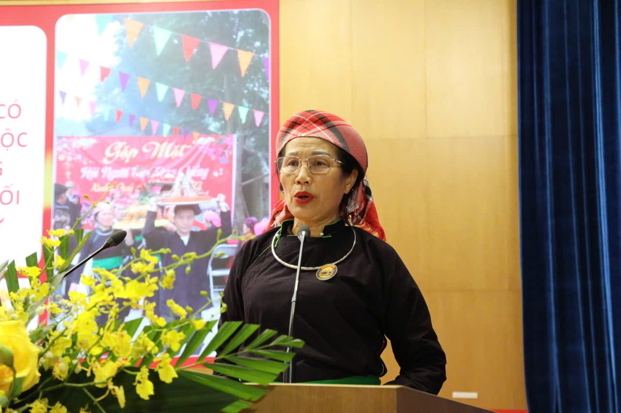 Bà Lương Thị Tuyền (dân tộc Tày), Người có uy tín phường Cam Đường trình bày tham luận về vận động người dân thực hiện các chủ trương, chính sách liên quan trực tiếp đến quyền lợi của từng gia đình Bà Lương Thị Tuyền (dân tộc Tày), Người có uy tín phường Cam Đường trình bày tham luận về vận động người dân thực hiện các chủ trương, chính sách liên quan trực tiếp đến quyền lợi của từng gia đình