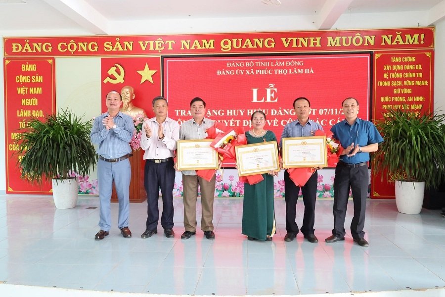C&aacute;c đồng ch&iacute; l&atilde;nh đạo x&atilde; chụp ảnh lưu niệm c&ugrave;ng c&aacute;c đảng vi&ecirc;n được trao tặng Huy hiệu Đảng.