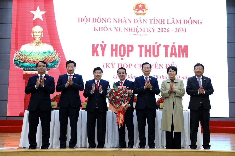 Các đồng chí Thường trực Tỉnh ủy Lâm Đồng tặng hoa chúc mừng ông Nguyễn Bá Út. Các đồng chí Thường trực Tỉnh ủy Lâm Đồng tặng hoa chúc mừng ông Nguyễn Bá Út.