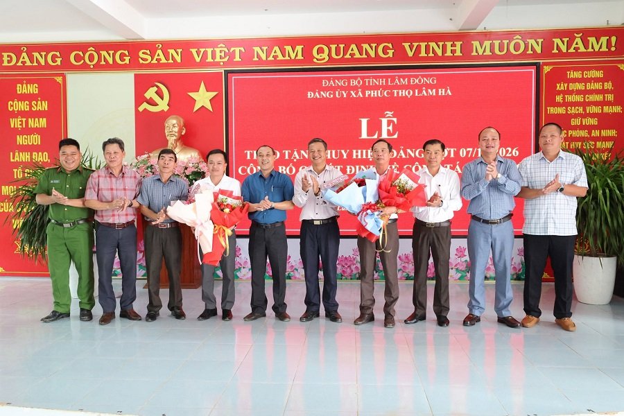 C&aacute;c đồng ch&iacute; Ủy vi&ecirc;n Ban Chấp h&agrave;nh Đảng bộ x&atilde; chụp ảnh lưu niệm c&ugrave;ng hai đồng ch&iacute; Ph&oacute; Chủ tịch UBND x&atilde; Ho&agrave;ng Văn Dũng v&agrave; Đinh Văn Khương.