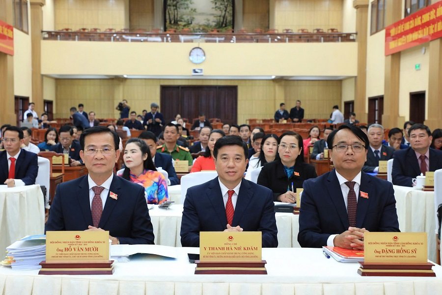 Các đồng chí: Y Thanh Hà Niê Kđăm, Uỷ viên Ban Chấp hành Trung ương Đảng, Bí Thư Tỉnh uỷ, Trưởng Đoàn Đại biểu Quốc hội tỉnh; Hồ Văn Mười, Uỷ viên Ban Chấp hành Trung ương Đảng, Phó Bí thư Tỉnh uỷ, Chủ tịch UBND tỉnh; Đặng Hồng Sỹ, Phó Bí thư Thường trực Tỉnh ủy tham dự kỳ họp. (Ảnh: Cổng TT Lâm Đồng) Các đồng chí: Y Thanh Hà Niê Kđăm, Uỷ viên Ban Chấp hành Trung ương Đảng, Bí Thư Tỉnh uỷ, Trưởng Đoàn Đại biểu Quốc hội tỉnh; Hồ Văn Mười, Uỷ viên Ban Chấp hành Trung ương Đảng, Phó Bí thư Tỉnh uỷ, Chủ tịch UBND tỉnh; Đặng Hồng Sỹ, Phó Bí thư Thường trực Tỉnh ủy tham dự kỳ họp. (Ảnh: Cổng TT Lâm Đồng)