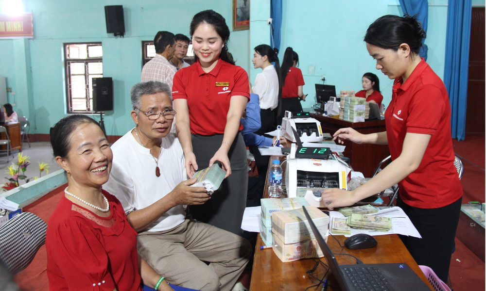 Người d&acirc;n khu Ph&uacute; Tr&ecirc;n nhận tiền bồi thường giải ph&oacute;ng mặt bằng dự &aacute;n Cảng h&agrave;ng kh&ocirc;ng quốc tế Gia B&igrave;nh.