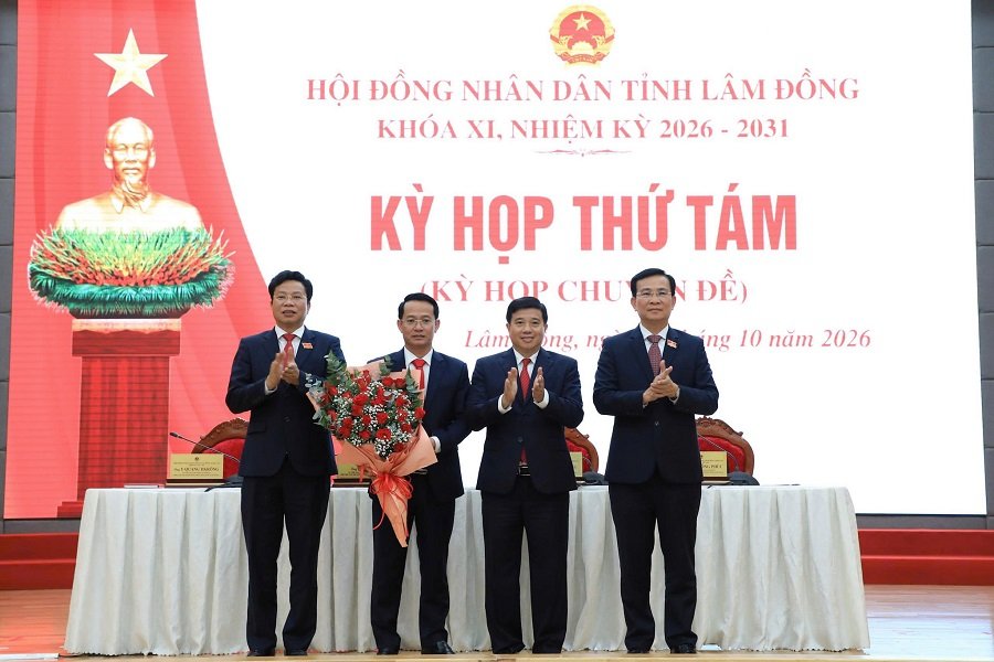 Bí thư Tỉnh ủy Y Thanh Hà Niê Kđăm, Chủ tịch UBND tỉnh Hồ Văn Mười và Chủ tịch HĐND tỉnh Lưu Văn Trung tặng hoa chúc mừng ông Nguyễn Bá Út. Bí thư Tỉnh ủy Y Thanh Hà Niê Kđăm, Chủ tịch UBND tỉnh Hồ Văn Mười và Chủ tịch HĐND tỉnh Lưu Văn Trung tặng hoa chúc mừng ông Nguyễn Bá Út.