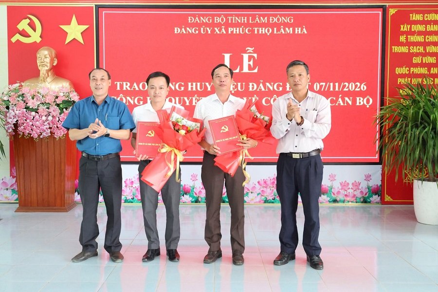C&ocirc;ng bố v&agrave; trao quyết định của Chủ tịch UBND tỉnh L&acirc;m Đồng về việc bổ nhiệm chức vụ Ph&oacute; Chủ tịch UBND x&atilde; Ph&uacute;c Thọ L&acirc;m H&agrave; đối với đồng ch&iacute; Ho&agrave;ng Văn Dũng v&agrave; đồng ch&iacute; Đinh Văn Khương.