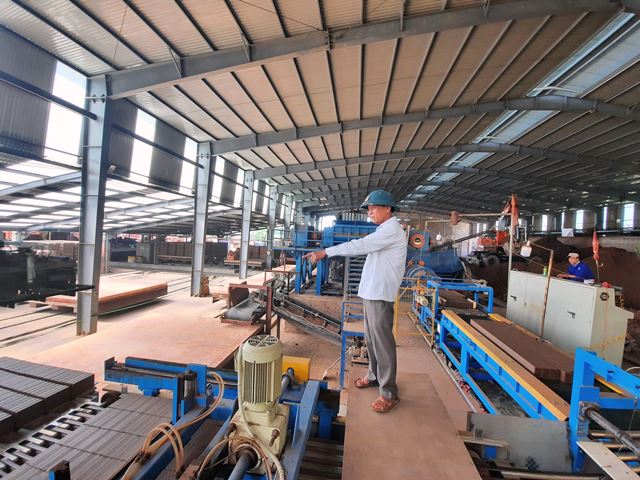 &Ocirc;ng Đo&agrave;n Trung - Gi&aacute;m đốc Nh&agrave; m&aacute;y Gạch, HTX Dịch vụ n&ocirc;ng nghiệp - Kinh doanh tổng hợp Đại Hiệp giới thi&ecirc;̣u c&ocirc;ng nghệ sản xuất mới v&agrave; hiện đại