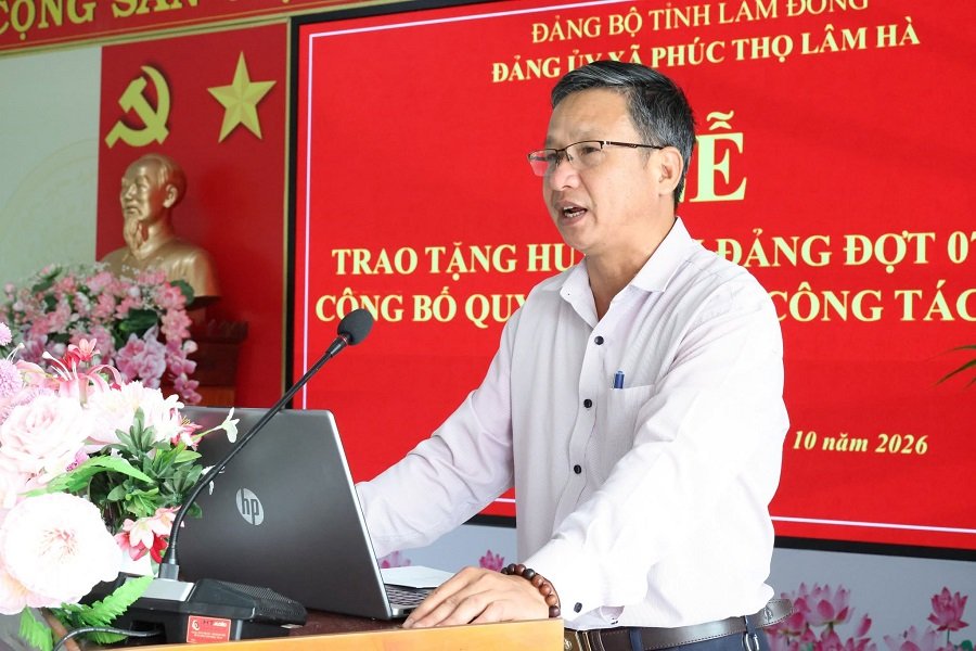 Đồng ch&iacute; Đ&agrave;o Đức Oai &ndash; B&iacute; thư Đảng ủy, Chủ tịch HĐND x&atilde; ph&aacute;t biểu ch&uacute;c mừng c&aacute;c đảng vi&ecirc;n được trao tặng Huy hiệu Đảng v&agrave; giao nhiệm vụ cho c&aacute;c đồng ch&iacute; được bổ nhiệm.