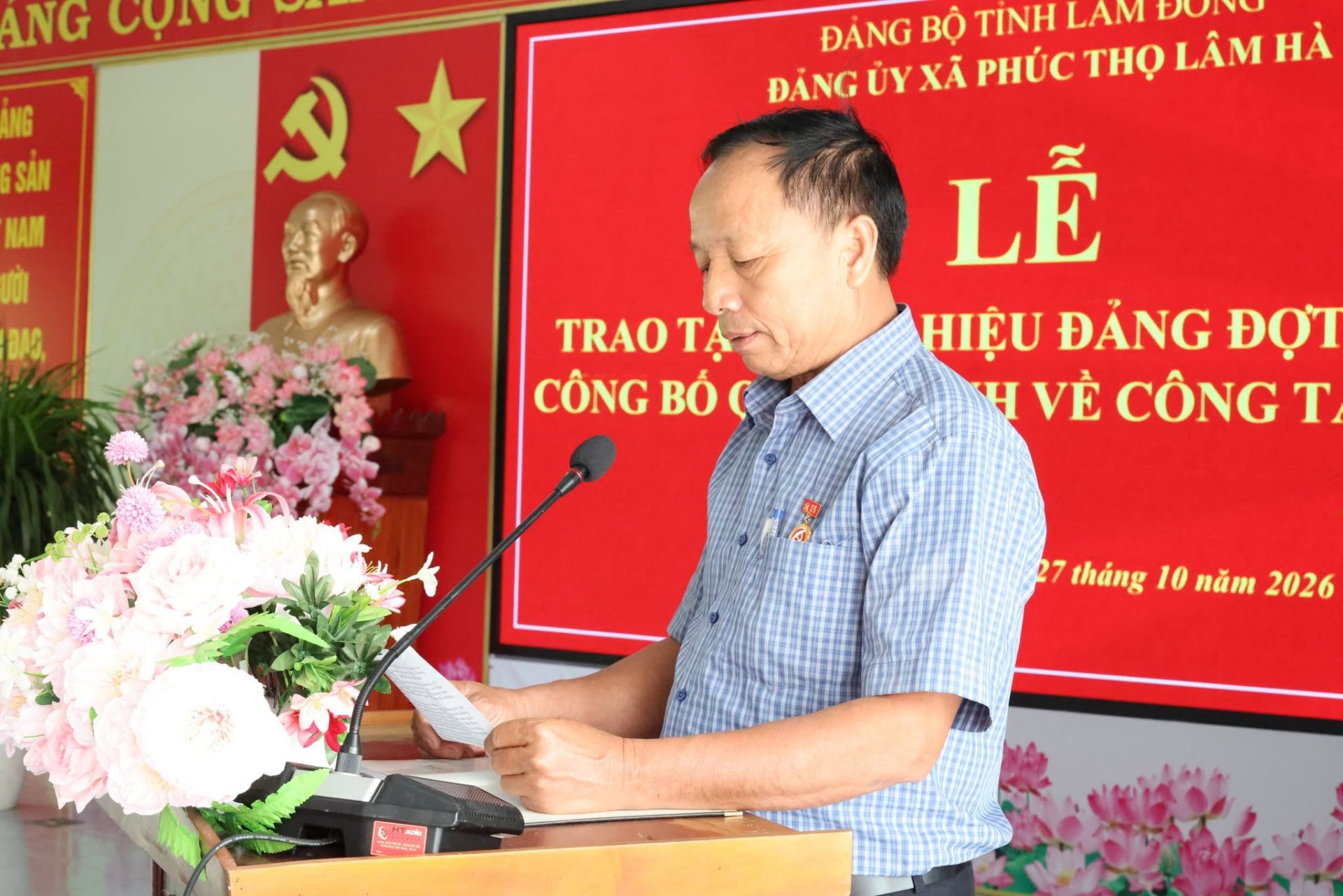 Đồng ch&iacute; Đỗ Đ&igrave;nh Thanh thay mặt c&aacute;c đảng vi&ecirc;n được nhận Huy hiệu Đảng ph&aacute;t biểu cảm ơn.