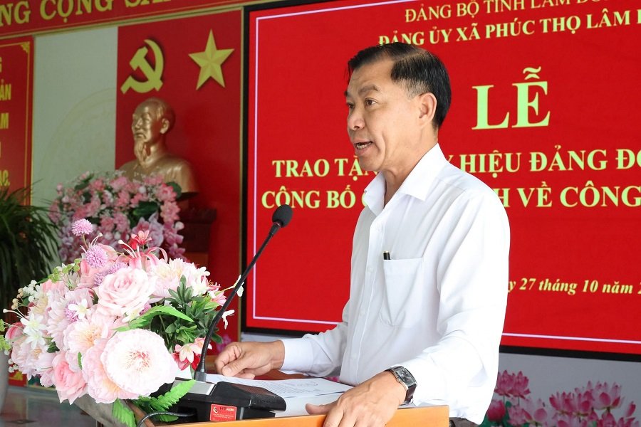 Đồng ch&iacute; Nguyễn Văn Danh &ndash; Trưởng Ban X&acirc;y dựng Đảng th&ocirc;ng qua c&aacute;c quyết định về trao tặng Huy hiệu Đảng v&agrave; c&ocirc;ng t&aacute;c c&aacute;n bộ.