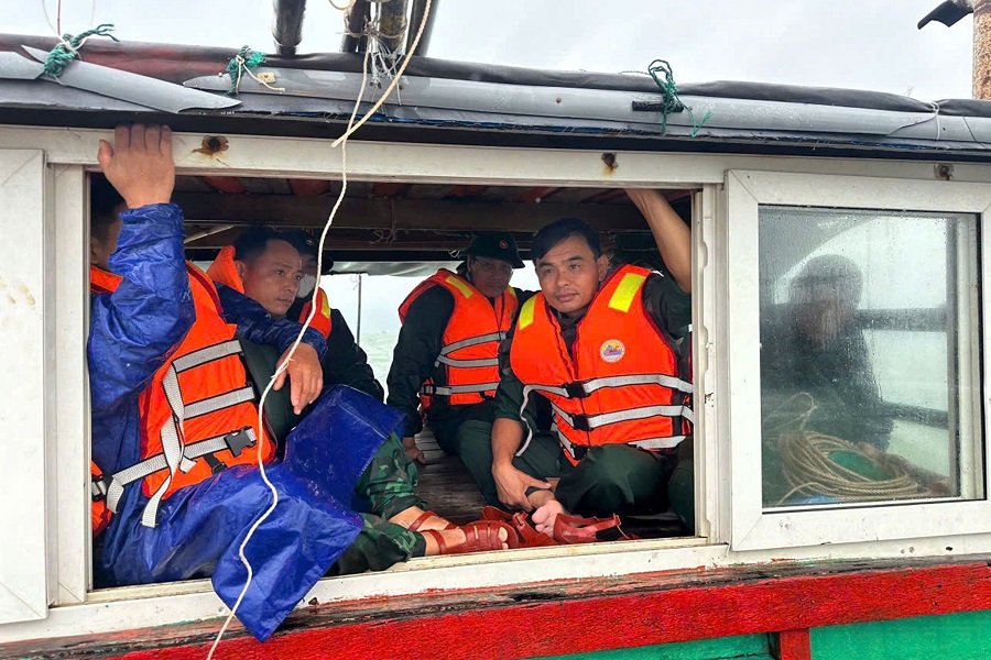 Lực lượng chức năng đang khẩn trương tìm kiếm ngư dân mất tích Lực lượng chức năng đang khẩn trương tìm kiếm ngư dân mất tích