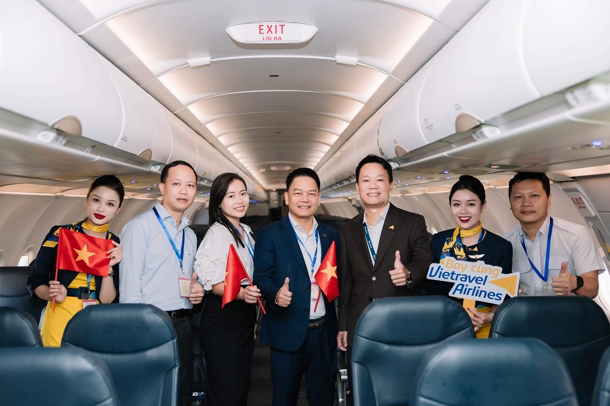Đại diện Ban Lãnh đạo Vietravel Airlines tại buổi lễ đón tàu bay mới Đại diện Ban Lãnh đạo Vietravel Airlines tại buổi lễ đón tàu bay mới