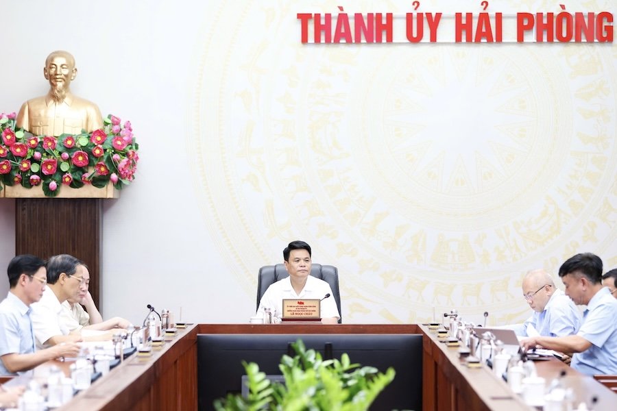 Đồng chí Bí thư Thành ủy Lê Ngọc Châu chủ trì cuộc họp. Đồng chí Bí thư Thành ủy Lê Ngọc Châu chủ trì cuộc họp.