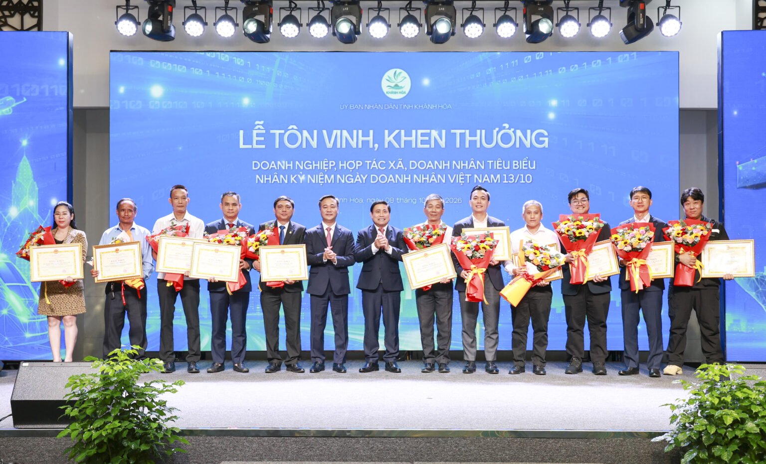 &Ocirc;ng Đ&agrave;o Đ&ocirc;ng Phong &ndash; Ph&oacute; Tổng gi&aacute;m đốc Tổng c&ocirc;ng ty Kh&aacute;nh Việt (đứng thứ năm từ tr&aacute;i sang) nhận bằng khen của Chủ tịch UBND tỉnh Kh&aacute;nh H&ograve;a