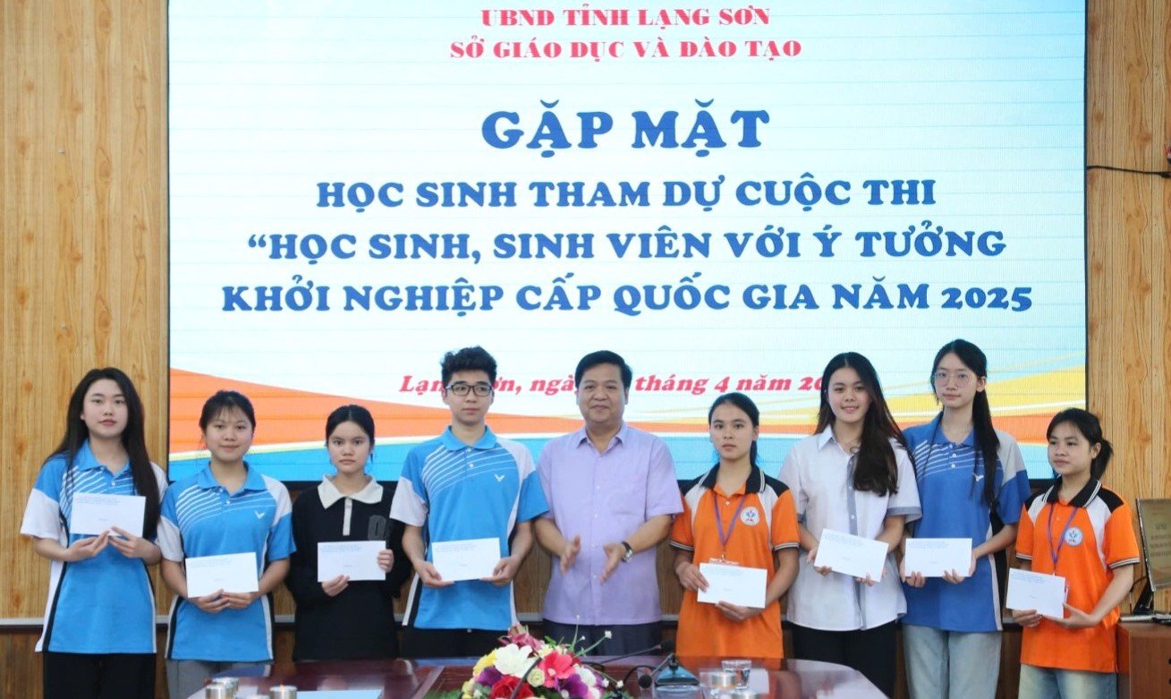 L&atilde;nh đạo Sở Gi&aacute;o dục v&agrave; Đ&agrave;o tạo Lạng Sơn tặng qu&agrave;, động vi&ecirc;n c&aacute;c em học sinh tham dự Cuộc thi &ldquo;Học sinh, sinh vi&ecirc;n với &yacute; tưởng khởi nghiệp&rdquo; cấp quốc gia năm 2025