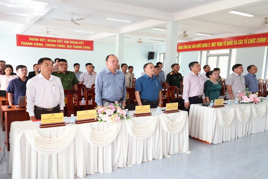 Nghi thức ch&agrave;o cờ tại buổi lễ trao tặng Huy hiệu Đảng v&agrave; c&ocirc;ng bố, trao quyết định bổ nhiệm c&aacute;n bộ x&atilde; Ph&uacute;c Thọ L&acirc;m H&agrave;, tỉnh L&acirc;m Đồng. (Ảnh: CTV)