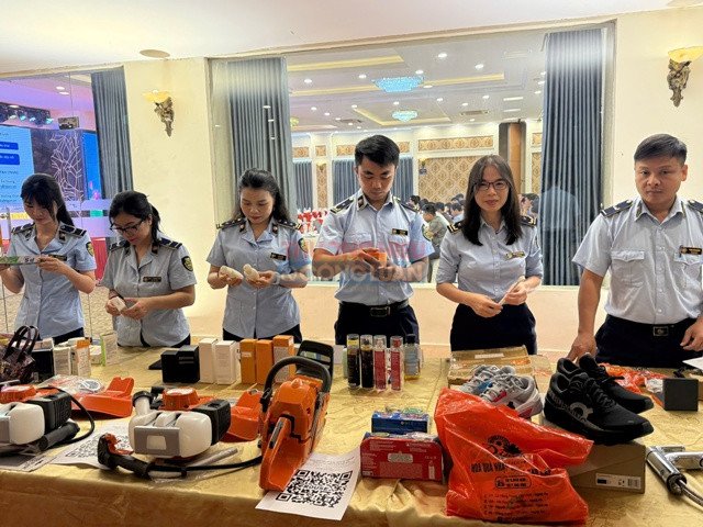 Chi cục Quản l&yacute; thị trường tỉnh đ&atilde; phối hợp với Hiệp hội chống h&agrave;ng giả React Việt Nam tổ chức tập huấn chuy&ecirc;n s&acirc;u về thực thi quyền sở hữu tr&iacute; tuệ v&agrave; kỹ năng chống h&agrave;ng giả cho to&agrave;n lực lượng.