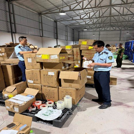 C&aacute;n bộ Chi cục Quản l&yacute; thị trường Bắc Ninh ki&ecirc;m tra h&agrave;ng h&oacute;a kh&ocirc;ng r&otilde; nguồn gốc, xuất xứ.
