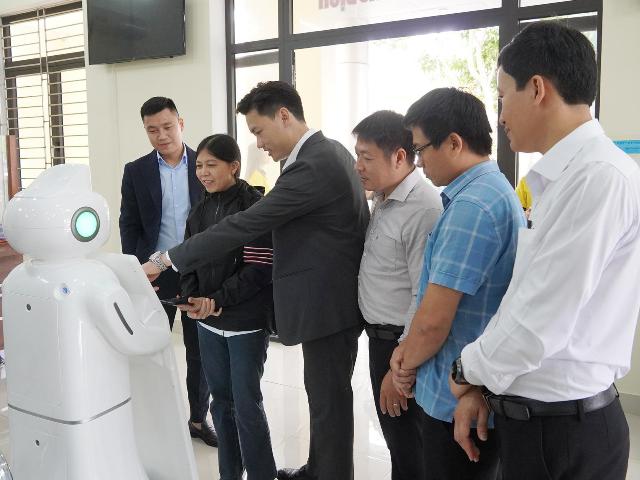 Người dân trải nghiệm tương tác cùng Robot AI hỗ trợ thủ tục hành chính. Người dân trải nghiệm tương tác cùng Robot AI hỗ trợ thủ tục hành chính.