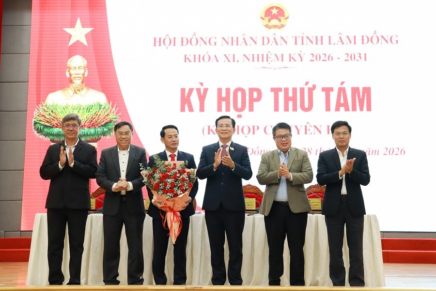 Tập thể lãnh đạo UBND tỉnh chúc mừng đồng chí Nguyễn Bá Út được bầu giữ chức Phó Chủ tịch UBND tỉnh Lâm Đồng nhiệm kỳ 2026–2031. Tập thể lãnh đạo UBND tỉnh chúc mừng đồng chí Nguyễn Bá Út được bầu giữ chức Phó Chủ tịch UBND tỉnh Lâm Đồng nhiệm kỳ 2026–2031.
