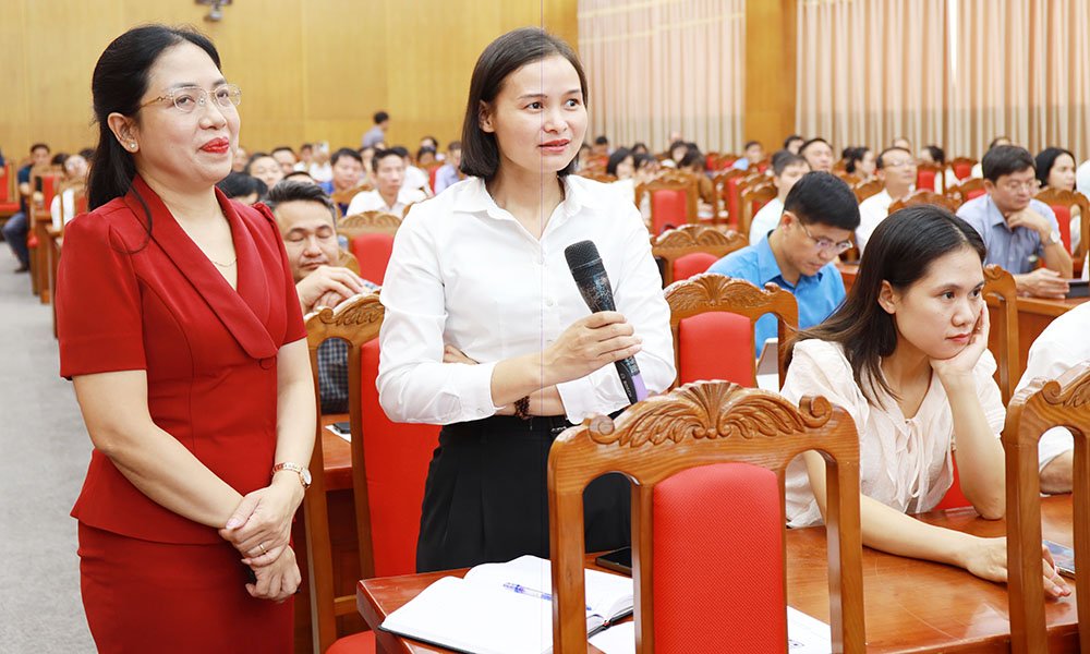 B&aacute;o c&aacute;o vi&ecirc;n Nguyễn Thị Minh Phương v&agrave; đại biểu trao đổi, thảo luận nội dung của Luật Ban h&agrave;nh văn bản quy phạm ph&aacute;p luật.