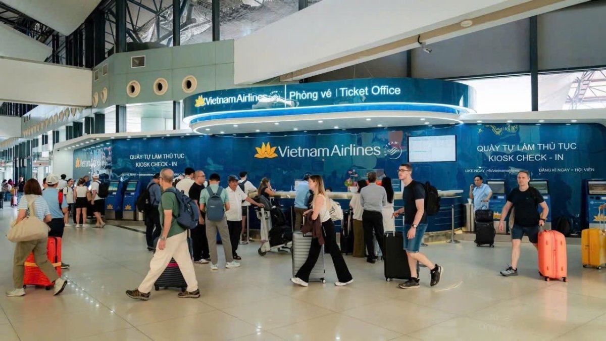 Giá vé máy bay từ TP.HCM đi miền Bắc và miền Trung dịp cận Tết 2027 đang tăng trên nhiều đường bay. Giá vé máy bay từ TP.HCM đi miền Bắc và miền Trung dịp cận Tết 2027 đang tăng trên nhiều đường bay.