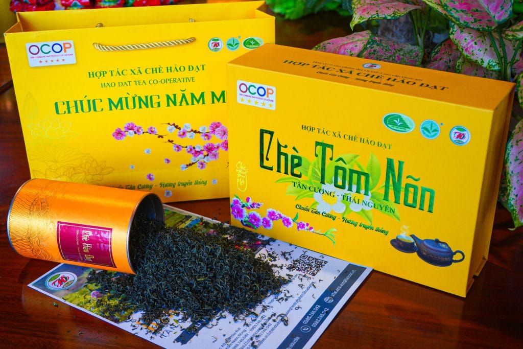 Bao bì sản phẩm của chè Tôm Nõn được thiết kế hiện đại, sang trọng, thể hiện bản sắc văn hóa vùng trà, đồng thời thân thiện với môi trường. Các thông tin về nguồn gốc, chứng nhận an toàn, tiêu chuẩn sản xuất được thể hiện rõ ràng trên bao bì và mã QR Bao bì sản phẩm của chè Tôm Nõn được thiết kế hiện đại, sang trọng, thể hiện bản sắc văn hóa vùng trà, đồng thời thân thiện với môi trường. Các thông tin về nguồn gốc, chứng nhận an toàn, tiêu chuẩn sản xuất được thể hiện rõ ràng trên bao bì và mã QR