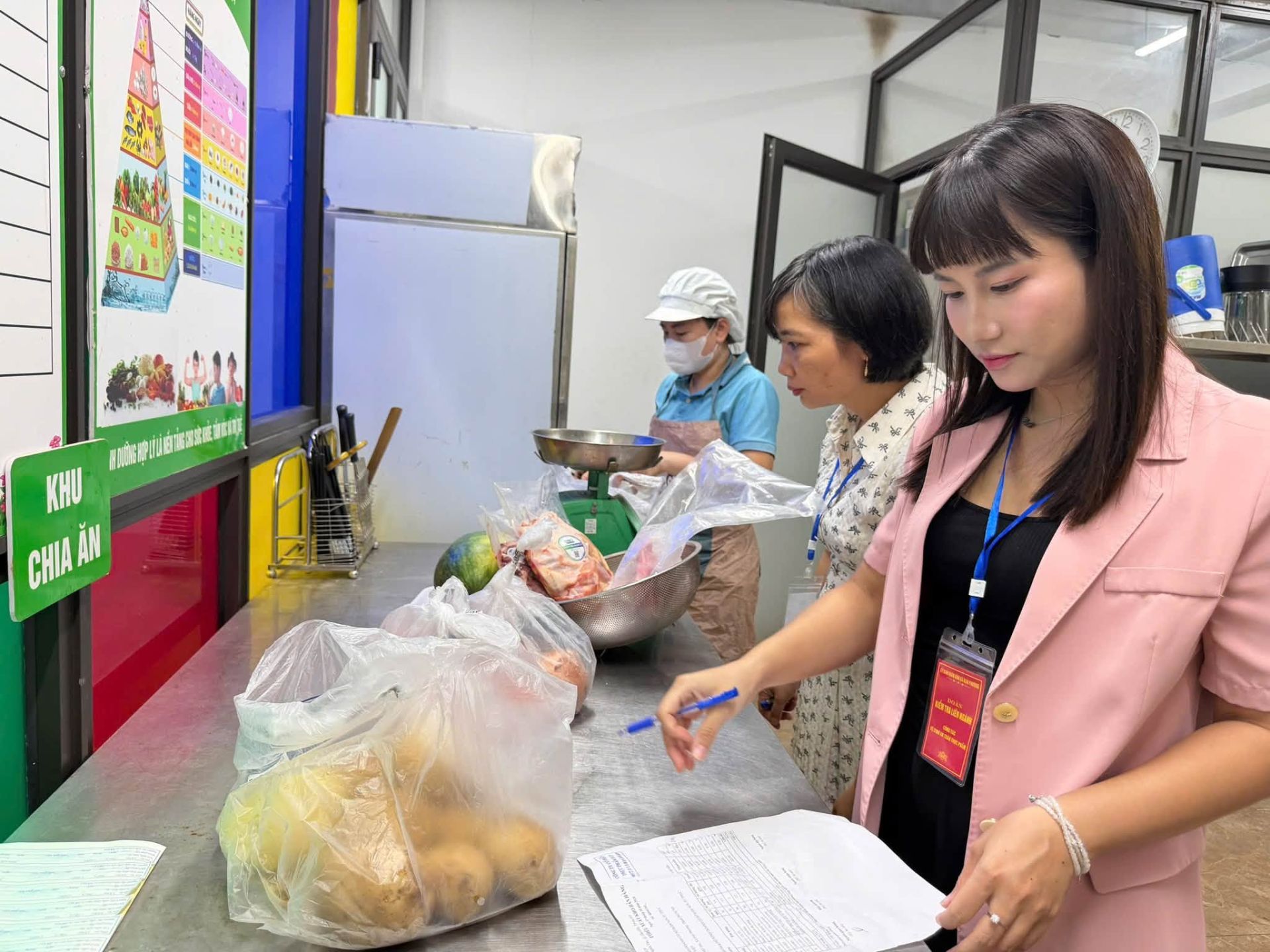 Đo&agrave;n kiểm tra li&ecirc;n ng&agrave;nh x&atilde; Đan Phượng kiểm tra thực phẩm v&agrave; hồ sơ li&ecirc;n quan tại khu vực bếp ăn trường học.