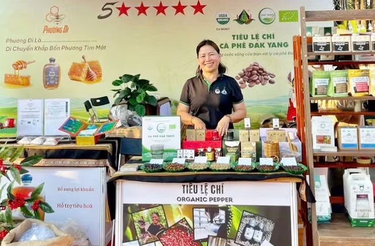 B&agrave; Nguyễn Thị Nga - Ph&oacute; Gi&aacute;m đốc Hợp t&aacute;c x&atilde; N&ocirc;ng nghiệp v&agrave; dịch vụ Nam Yang giới thiệu một số sản phẩm OCOP của Hợp t&aacute;c x&atilde; (ảnh đơn vị cung cấp).