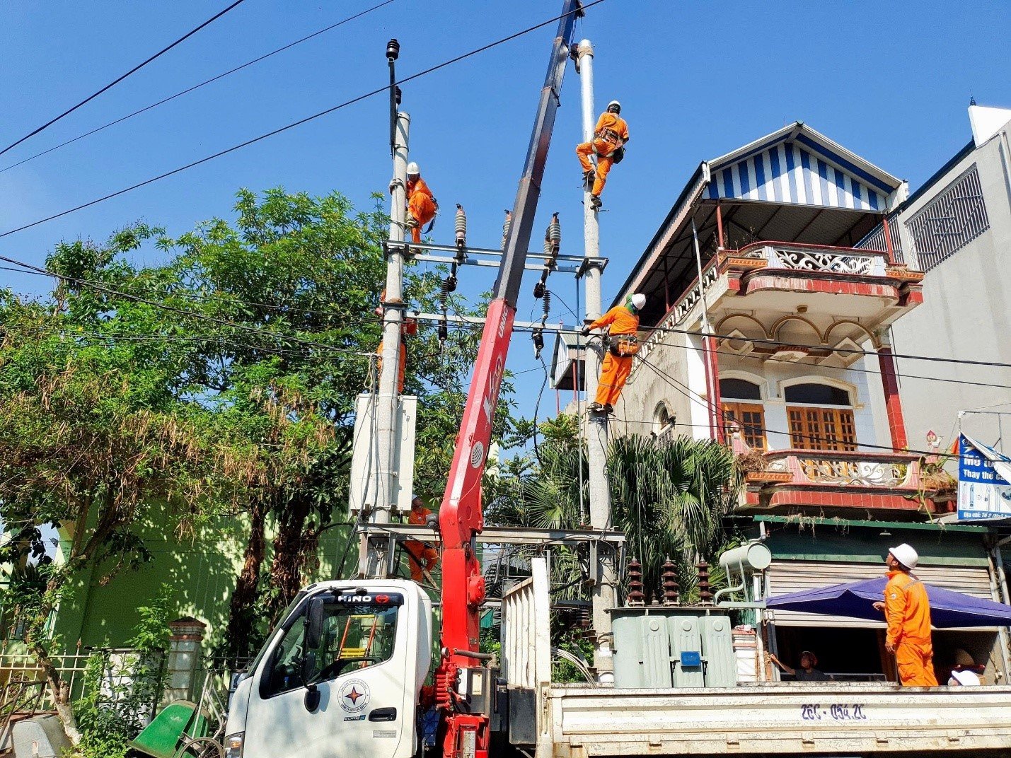 Nh&acirc;n vi&ecirc;n C&ocirc;ng ty Điện lực Sơn La b&aacute;m s&aacute;t hiện trường, duy tr&igrave; c&ocirc;ng t&aacute;c quản l&yacute;, vận h&agrave;nh lưới điện trong điều kiện thời tiết nắng n&oacute;ng, g&oacute;p phần n&acirc;ng cao hiệu quả phối hợp nguồn &ndash; lưới, bảo đảm cung ứng điện an to&agrave;n, ổn định tr&ecirc;n địa b&agrave;n