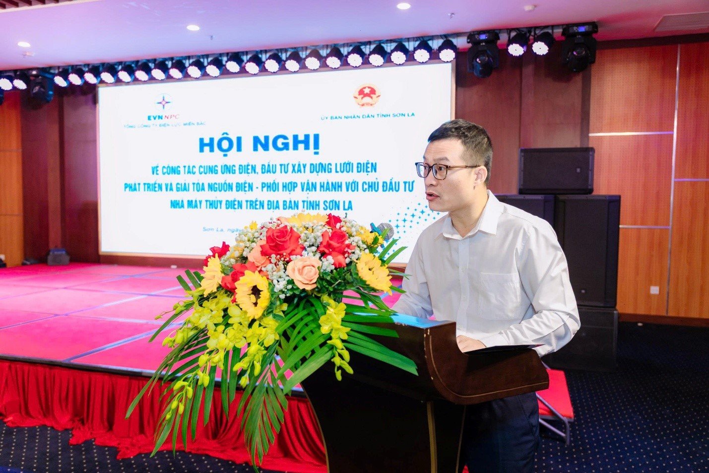 Ông Nguyễn Văn Dũng - Phó Trưởng phòng Điều độ, Công ty TNHH MTV Vận hành hệ thống điện và thị trường điện Quốc gia (NSMO) phát biểu tại Hội nghị Ông Nguyễn Văn Dũng - Phó Trưởng phòng Điều độ, Công ty TNHH MTV Vận hành hệ thống điện và thị trường điện Quốc gia (NSMO) phát biểu tại Hội nghị