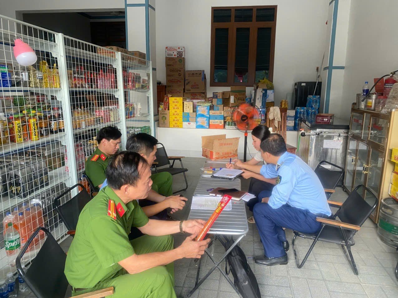 Lực lượng phối hợp kiểm tra hàng hóa tại cơ sở kinh doanh Lực lượng phối hợp kiểm tra hàng hóa tại cơ sở kinh doanh