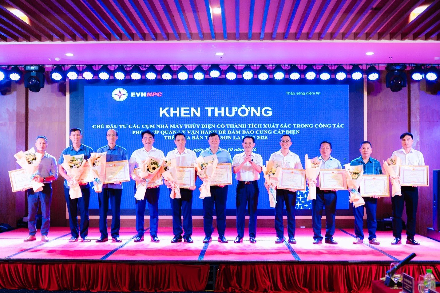 Tổng Giám đốc EVNNPC Nguyễn Đức Thiện trao Giấy khen cho các đơn vị chủ đầu tư nhà máy thủy điện có thành tích xuất sắc trong công tác phối hợp quản lý vận hành năm 2026 Tổng Giám đốc EVNNPC Nguyễn Đức Thiện trao Giấy khen cho các đơn vị chủ đầu tư nhà máy thủy điện có thành tích xuất sắc trong công tác phối hợp quản lý vận hành năm 2026