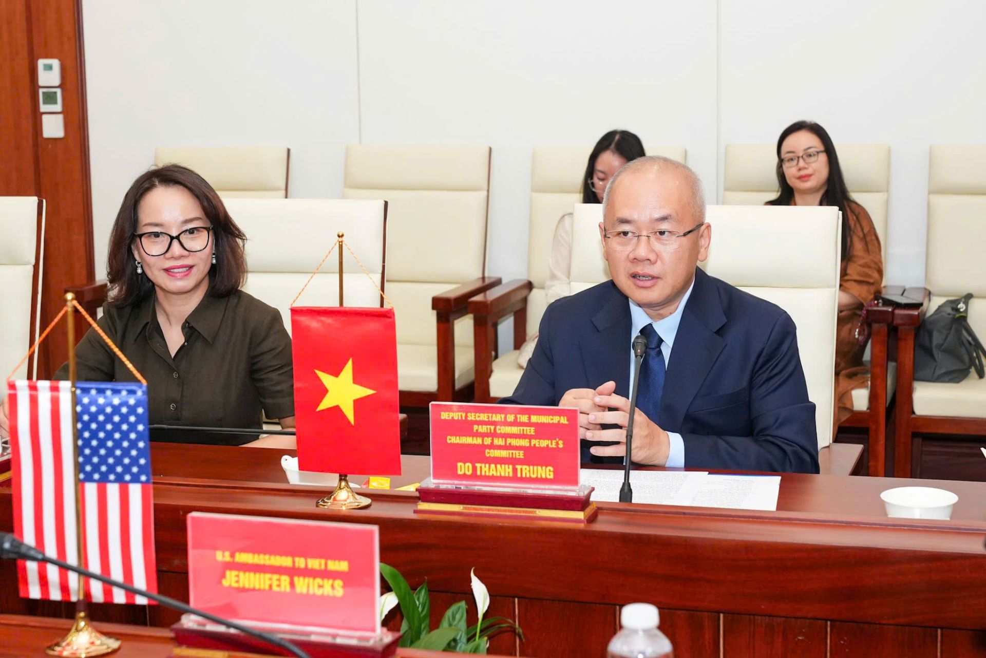 Chủ tịch UBND th&agrave;nh phố Đỗ Th&agrave;nh Trung tiếp v&agrave; l&agrave;m việc với b&agrave; Jennifer Wicks, Đại sứ Hoa Kỳ tại Việt Nam.