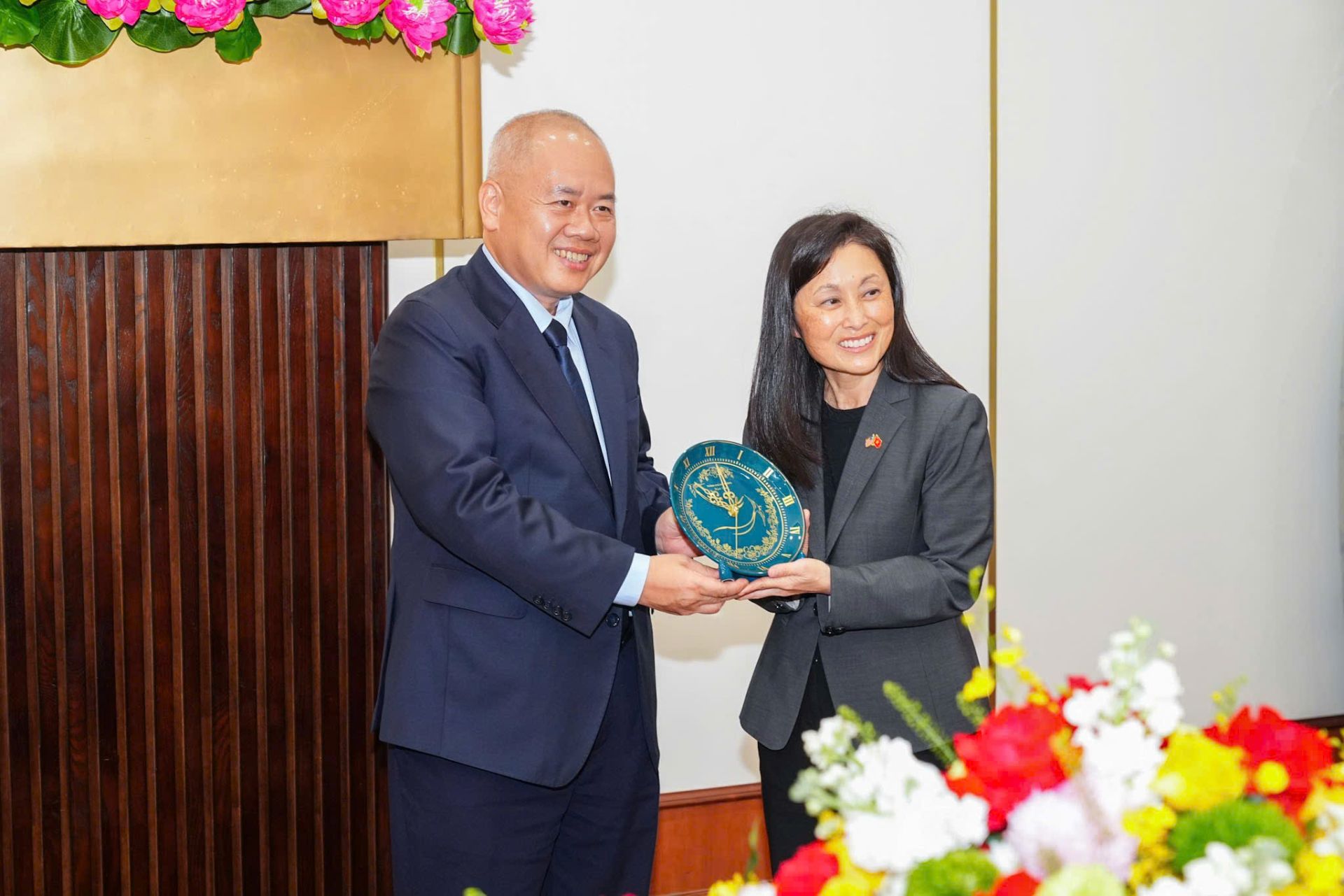Chủ tịch UBND th&agrave;nh phố Đỗ Th&agrave;nh Trung trao qu&agrave; lưu niệm tặng Đại sứ Jennifer Wicks.