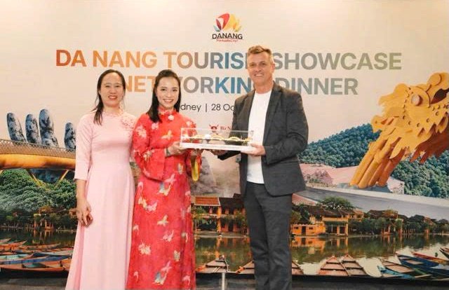B&agrave; Nguyễn Thị Ho&agrave;i An (người đứng giữa), tặng qu&agrave; lưu niệm đại diện Cảng h&agrave;ng kh&ocirc;ng quốc tế T&acirc;y Sydney (WSI), sau buổi thảo luận về tăng cường khả năng kết nối h&agrave;ng kh&ocirc;ng khu vực trong thời gian tới. Ảnh: TTXTDL Đ&agrave; Nẵng