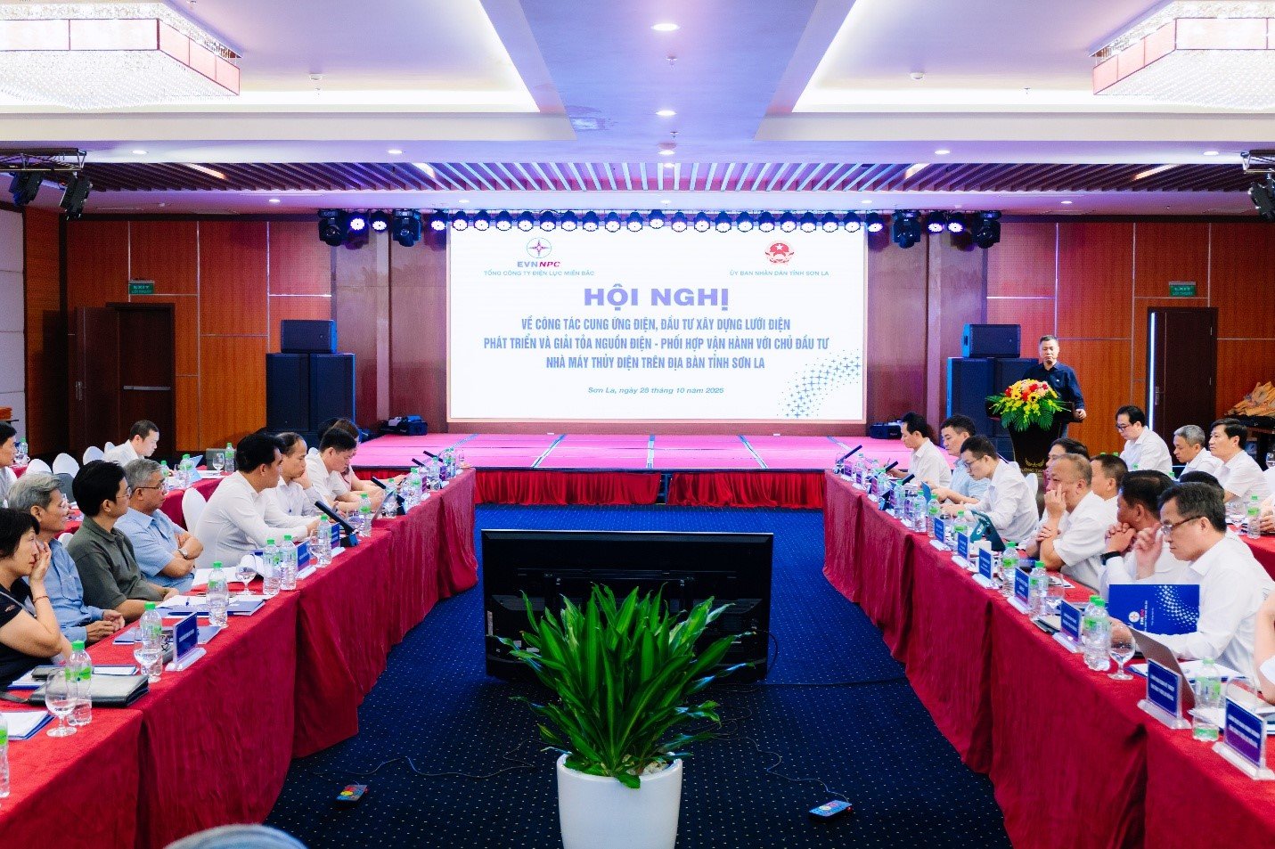 Toàn cảnh Hội nghị làm việc giữa EVNNPC với UBND tỉnh Sơn La, các đơn vị vận hành hệ thống điện và các chủ đầu tư nhà máy điện Toàn cảnh Hội nghị làm việc giữa EVNNPC với UBND tỉnh Sơn La, các đơn vị vận hành hệ thống điện và các chủ đầu tư nhà máy điện