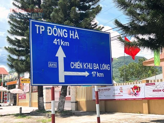 Đường vào chiến khu xưa Ba Lòng. Đường vào chiến khu xưa Ba Lòng.