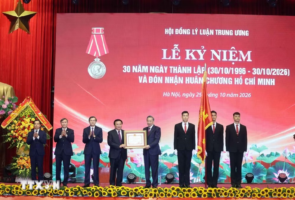Tổng Bí thư, Chủ tịch nước Tô Lâm trao Huân chương Hồ Chí Minh tặng Hội đồng Lý luận Trung ương. (Ảnh: Thống Nhất/TTXVN) Tổng Bí thư, Chủ tịch nước Tô Lâm trao Huân chương Hồ Chí Minh tặng Hội đồng Lý luận Trung ương. (Ảnh: Thống Nhất/TTXVN)