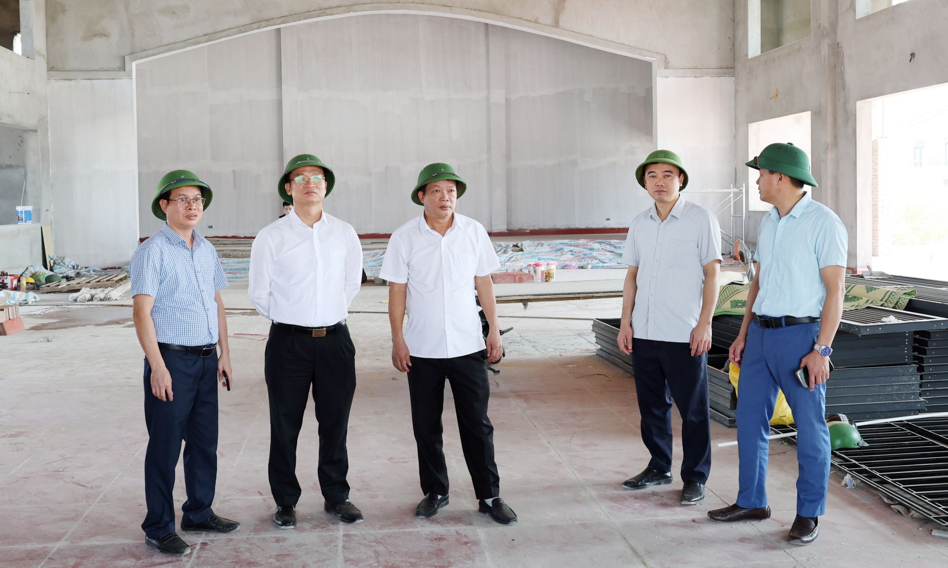 Các đồng chí lãnh đạo phường kiểm tra tiến độ thi công dự án Nhà văn hóa thôn Yên Giả. Các đồng chí lãnh đạo phường kiểm tra tiến độ thi công dự án Nhà văn hóa thôn Yên Giả.