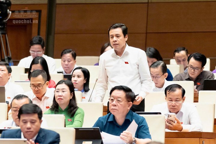 Đại biểu Trần Anh Tuấn, Đoàn đại biểu Quốc hội TP. Hồ Chí Minh, phát biểu tại hội trường. Đại biểu Trần Anh Tuấn, Đoàn đại biểu Quốc hội TP. Hồ Chí Minh, phát biểu tại hội trường.