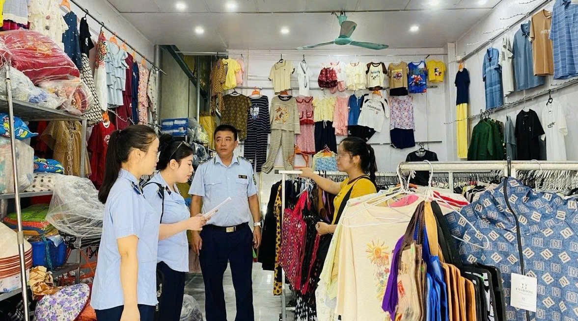 Ảnh 1: Lực lượng Đội QLTT số 6 kiểm tra hàng hóa tại cơ sở kinh doanh. (Ảnh: QLTT Thái Nguyên) Ảnh 1: Lực lượng Đội QLTT số 6 kiểm tra hàng hóa tại cơ sở kinh doanh. (Ảnh: QLTT Thái Nguyên)