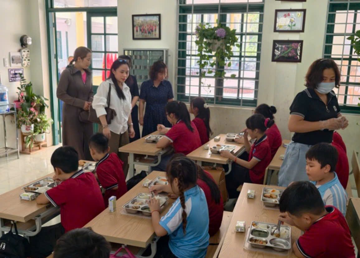 Hoạt động kiểm tra trực tiếp góp phần tăng cường giám sát an toàn thực phẩm tại các cơ sở giáo dục. (Ảnh: Chinhphu.vn) Hoạt động kiểm tra trực tiếp góp phần tăng cường giám sát an toàn thực phẩm tại các cơ sở giáo dục. (Ảnh: Chinhphu.vn)