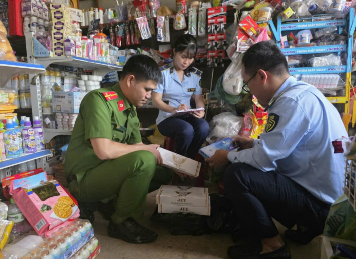 Lực lượng chức năng kiểm tra, xử lý thuốc lá nhập lậu tại cơ sở kinh doanh. (Ảnh: Chi cục QLTT tỉnh Quảng Trị) Lực lượng chức năng kiểm tra, xử lý thuốc lá nhập lậu tại cơ sở kinh doanh. (Ảnh: Chi cục QLTT tỉnh Quảng Trị)