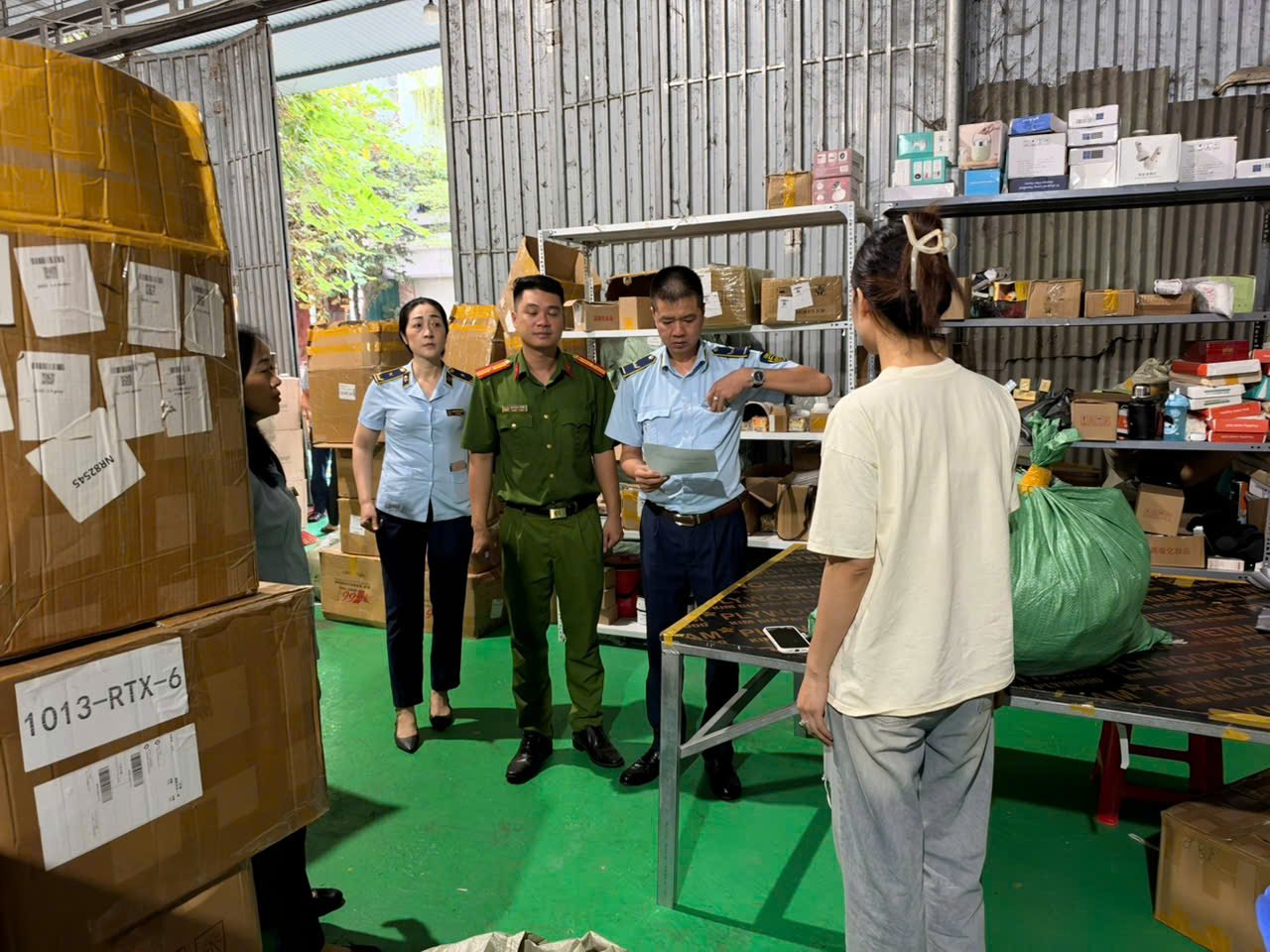 Lực lượng phối hợp tỉnh Bắc Ninh kiểm tra h&agrave;ng h&oacute;a tại cơ sở kinh doanh tr&ecirc;n địa b&agrave;n