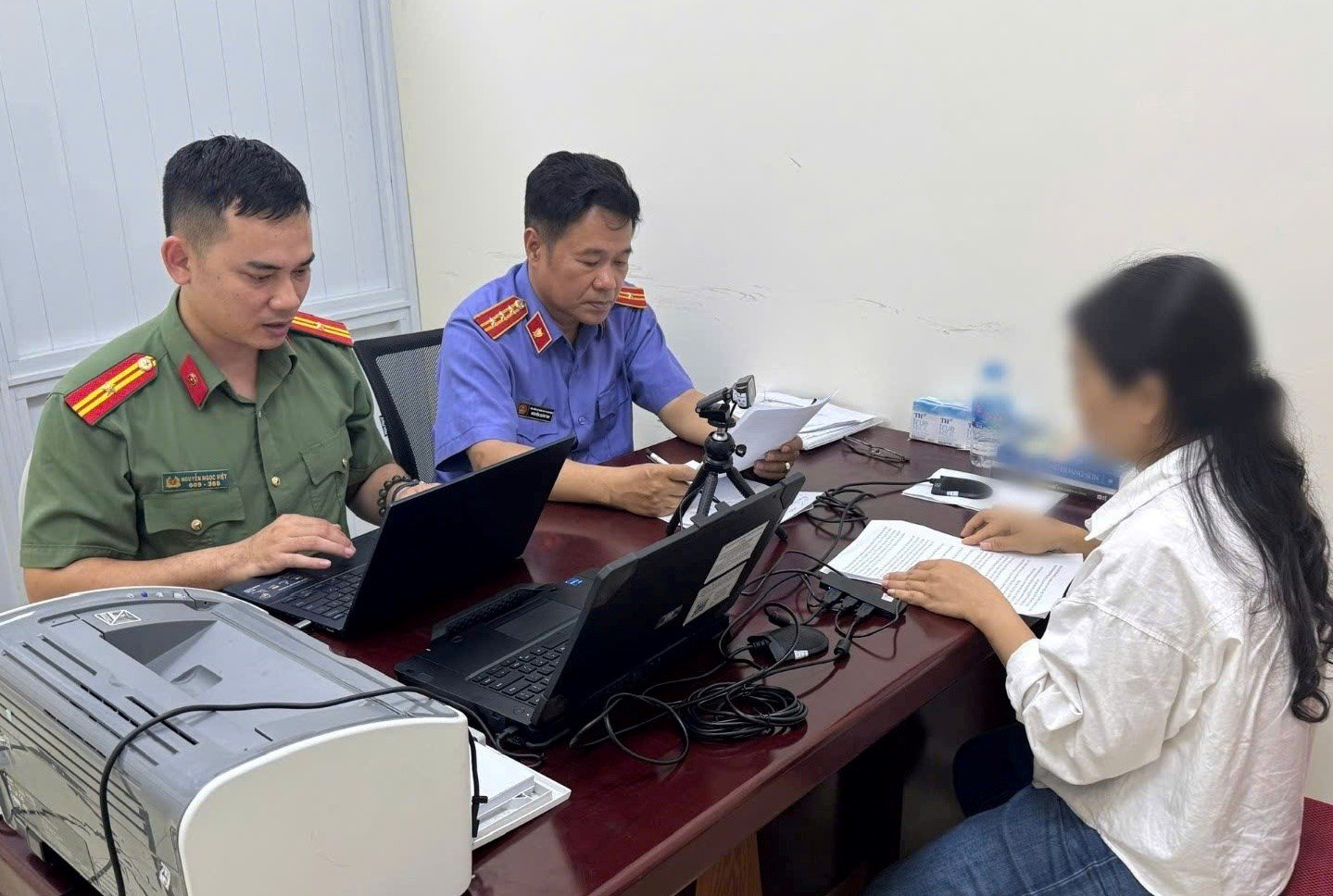 Lực lượng chức năng TP Hải Ph&ograve;ng l&agrave;m việc với đối tượng vi phạm. Ảnh: C&ocirc;ng an Hải Ph&ograve;ng