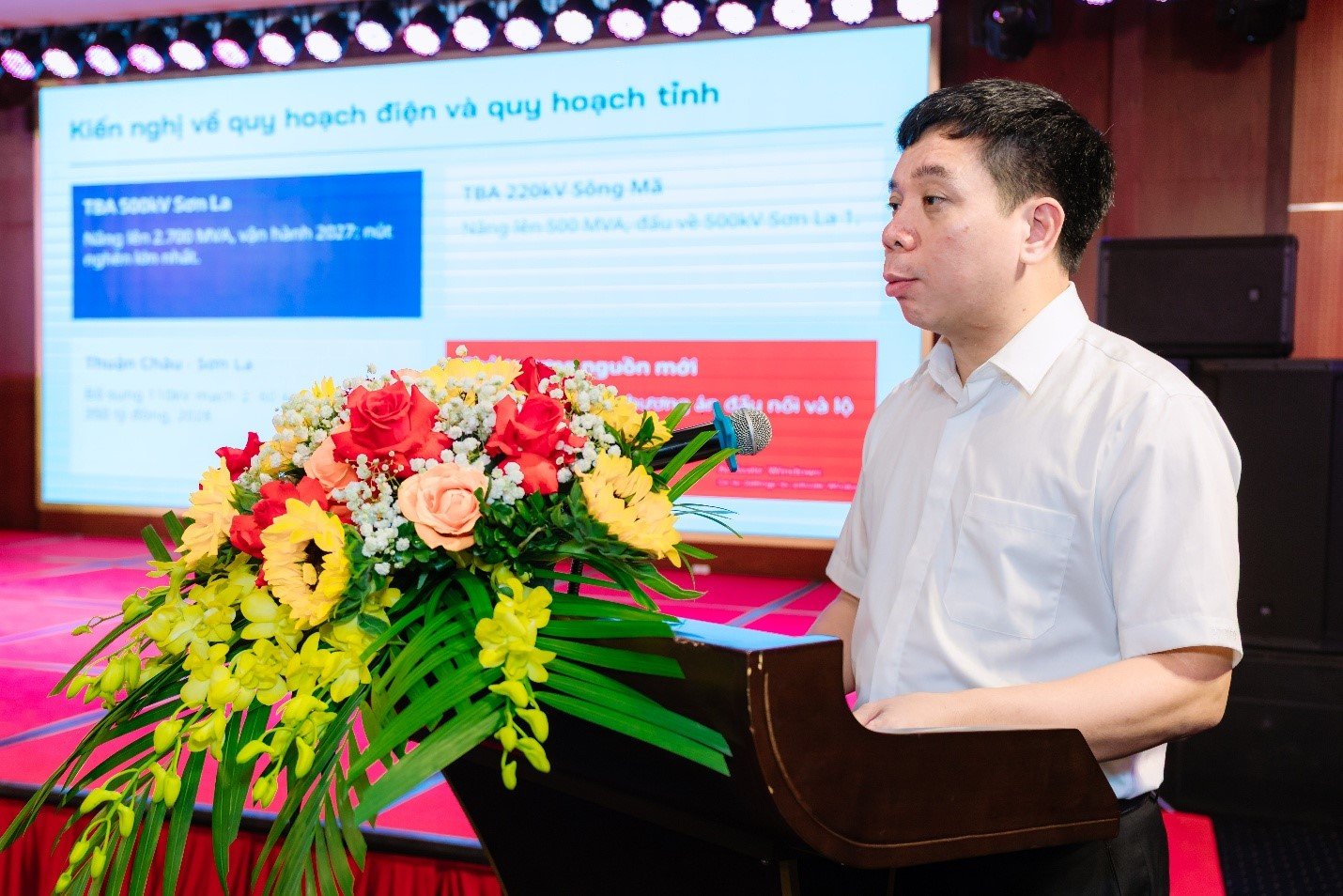 Ông Nguyễn Danh Đức - Trưởng ban Kỹ thuật EVNNPC trình bày báo cáo về tình hình cung ứng điện, đầu tư phát triển lưới điện, giải tỏa nguồn điện và công tác phối hợp vận hành các nhà máy thủy điện tại Hội nghị Ông Nguyễn Danh Đức - Trưởng ban Kỹ thuật EVNNPC trình bày báo cáo về tình hình cung ứng điện, đầu tư phát triển lưới điện, giải tỏa nguồn điện và công tác phối hợp vận hành các nhà máy thủy điện tại Hội nghị