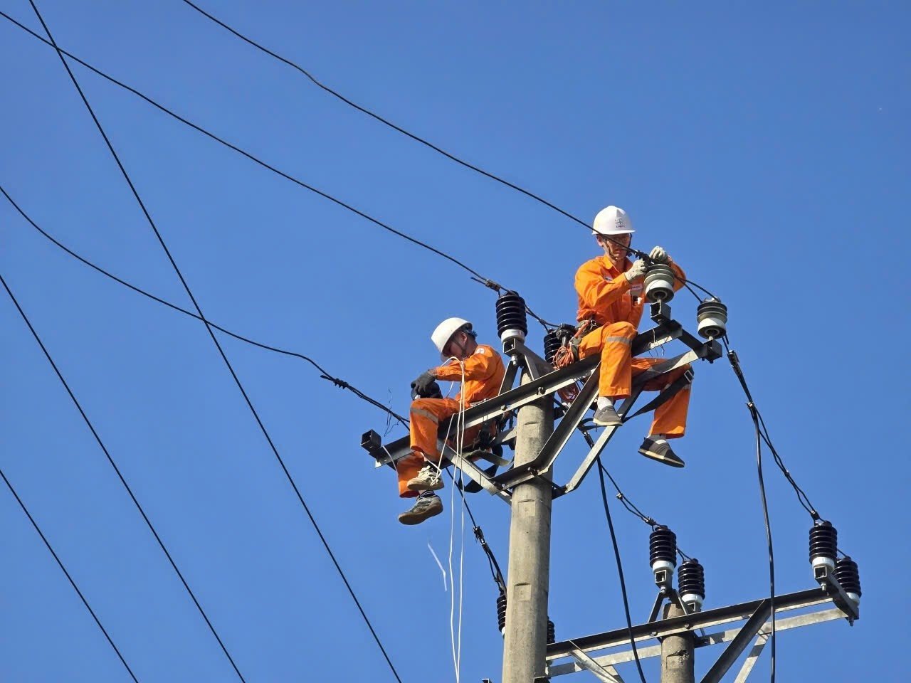Nhân viên Công ty Điện lực Sơn La triển khai thi công, sửa chữa và nâng cấp lưới điện, góp phần nâng cao độ tin cậy cung cấp điện, đáp ứng nhu cầu phát triển kinh tế - xã hội trên địa bàn Nhân viên Công ty Điện lực Sơn La triển khai thi công, sửa chữa và nâng cấp lưới điện, góp phần nâng cao độ tin cậy cung cấp điện, đáp ứng nhu cầu phát triển kinh tế - xã hội trên địa bàn