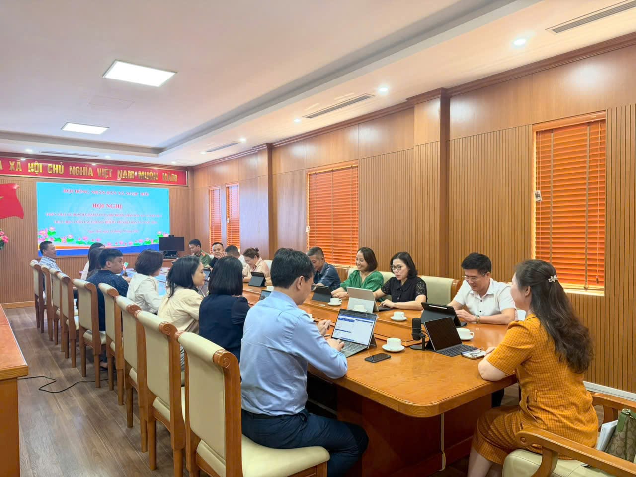 Toàn cảnh hội nghị triển khai kế hoạch giám sát công tác chuyển đổi số trên địa bàn xã Ngọc Hồi. Toàn cảnh hội nghị triển khai kế hoạch giám sát công tác chuyển đổi số trên địa bàn xã Ngọc Hồi.
