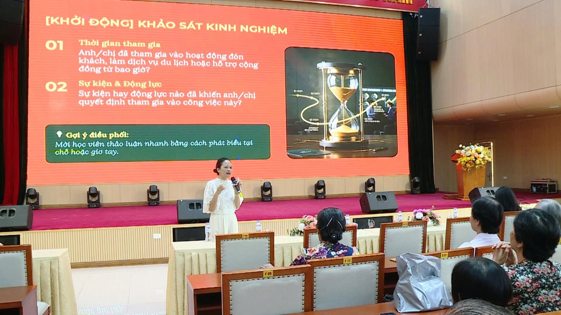 Giảng viên trao đổi về kỹ năng giao tiếp, ứng xử văn minh trong hoạt động du lịch tại buổi tập huấn. Giảng viên trao đổi về kỹ năng giao tiếp, ứng xử văn minh trong hoạt động du lịch tại buổi tập huấn.