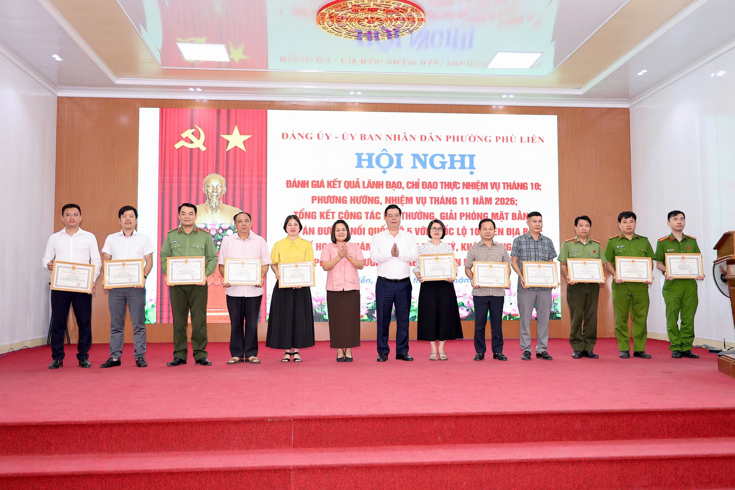 Đồng chí Phạm Văn Thép, Ủy viên Ban Thường vụ Thành ủy, Trưởng Ban Quản lý khu kinh tế Hải Phòng và đồng chí Bùi Thị Tuyết Mai, Bí thư Đảng ủy, Chủ tịch HĐND phường trao Giấy khen cho các cá nhân. Đồng chí Phạm Văn Thép, Ủy viên Ban Thường vụ Thành ủy, Trưởng Ban Quản lý khu kinh tế Hải Phòng và đồng chí Bùi Thị Tuyết Mai, Bí thư Đảng ủy, Chủ tịch HĐND phường trao Giấy khen cho các cá nhân.