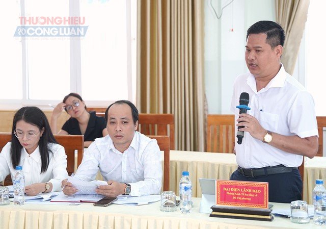 L&atilde;nh đạo c&aacute;c ph&ograve;ng ban, chuy&ecirc;n m&ocirc;n của phường trả lời c&aacute;c kiến nghị của doanh nghiệp.